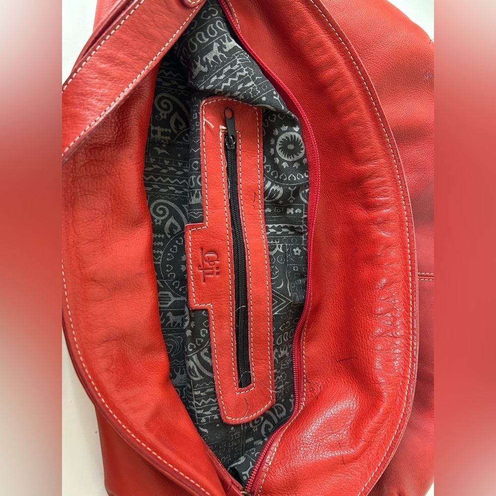 GOJI BRICK RED GENUINE LEATHER HOBO BAG. BRASS HARDWARE, RED ZIP. - Picture 6 of 8